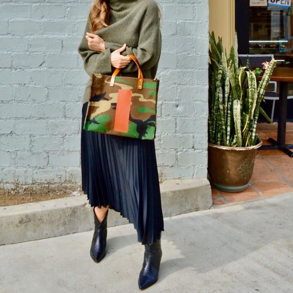 Pleated skirt is in navy blue color. - Picture 1 of 5